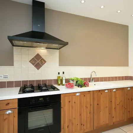 Villa Luxurious With Jacuzzi In *
