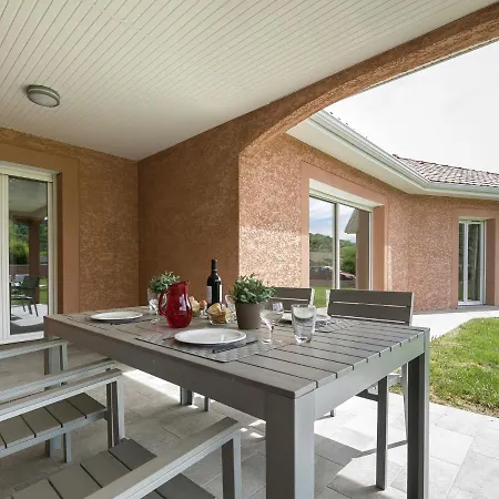 Villa Luxurious With Jacuzzi In *
